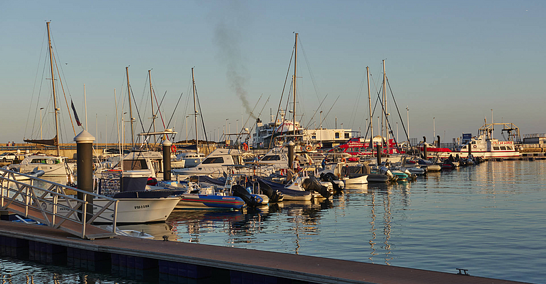 Die Marina von Corralejo liegt im warmen Abendlicht.