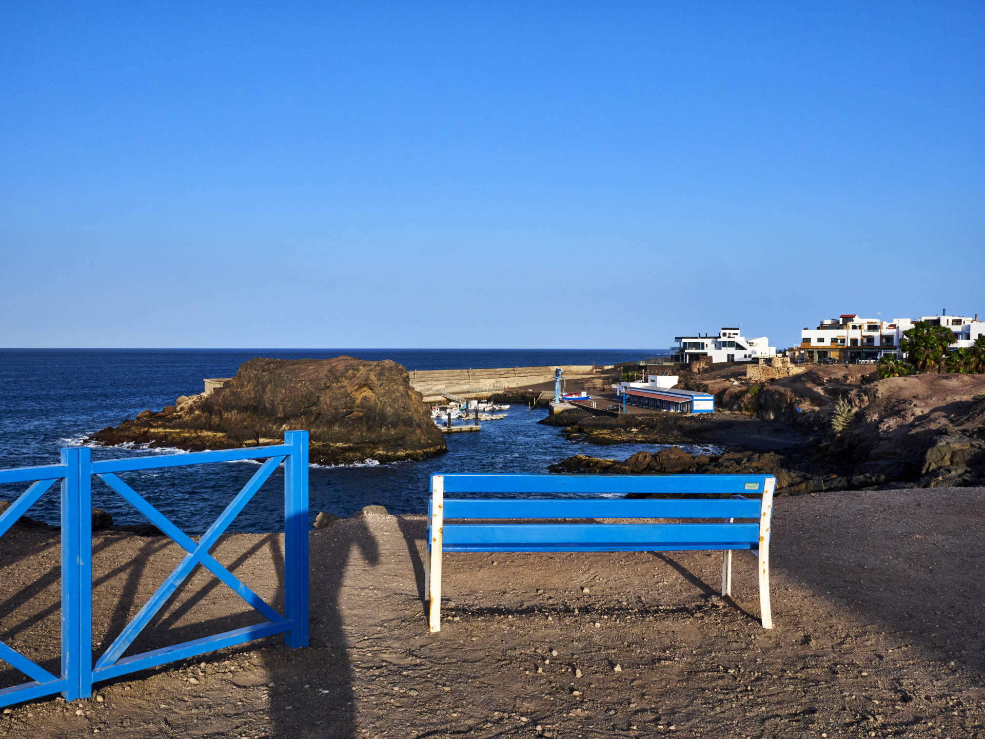 Blick von der Klippe am Torre de El Tostón auf den Roca de la Mar und den Hafen von El Cotillo.