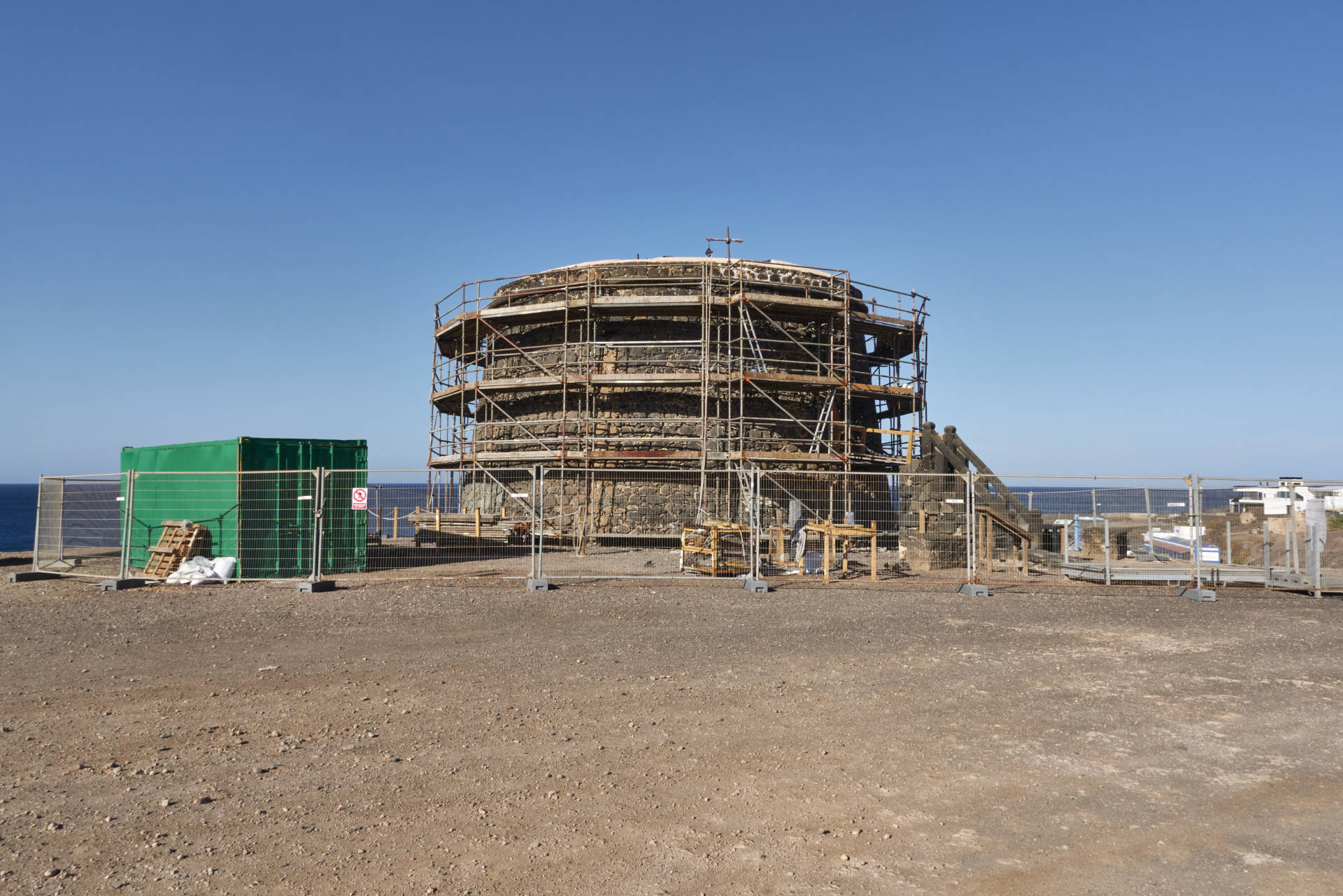 Castillo de Rico Roque o Torre de El Tostón El Cotillo im Jahr 2023 eingerüstet zur Sanierung.