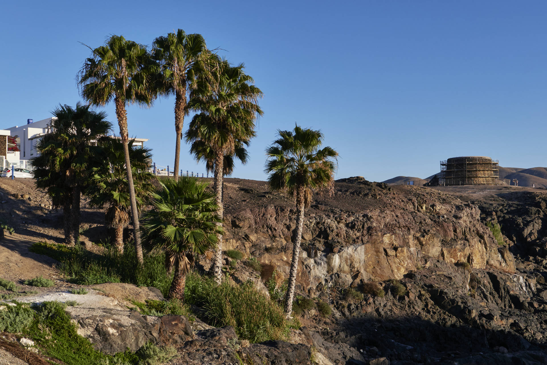 Castillo de Rico Roque o Torre de El Tostón El Cotillo im Jahr 2023 eingerüstet zur Sanierung gesehen vom Hafen.