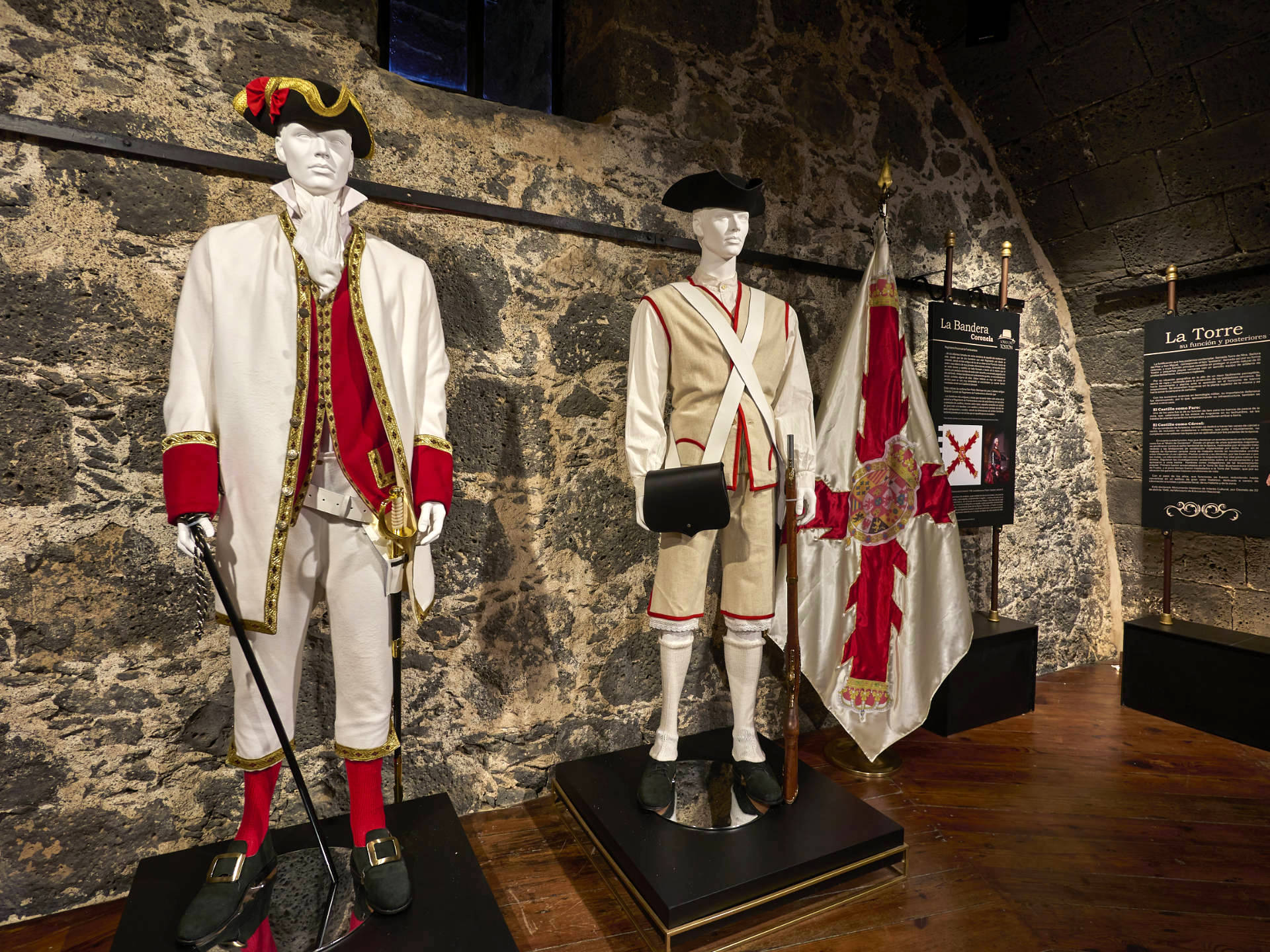 Uniform und Fahne der im Castillo de Rico Roque o Torre de El Tostón stationierten zwölfköpfigen Mannschaft.