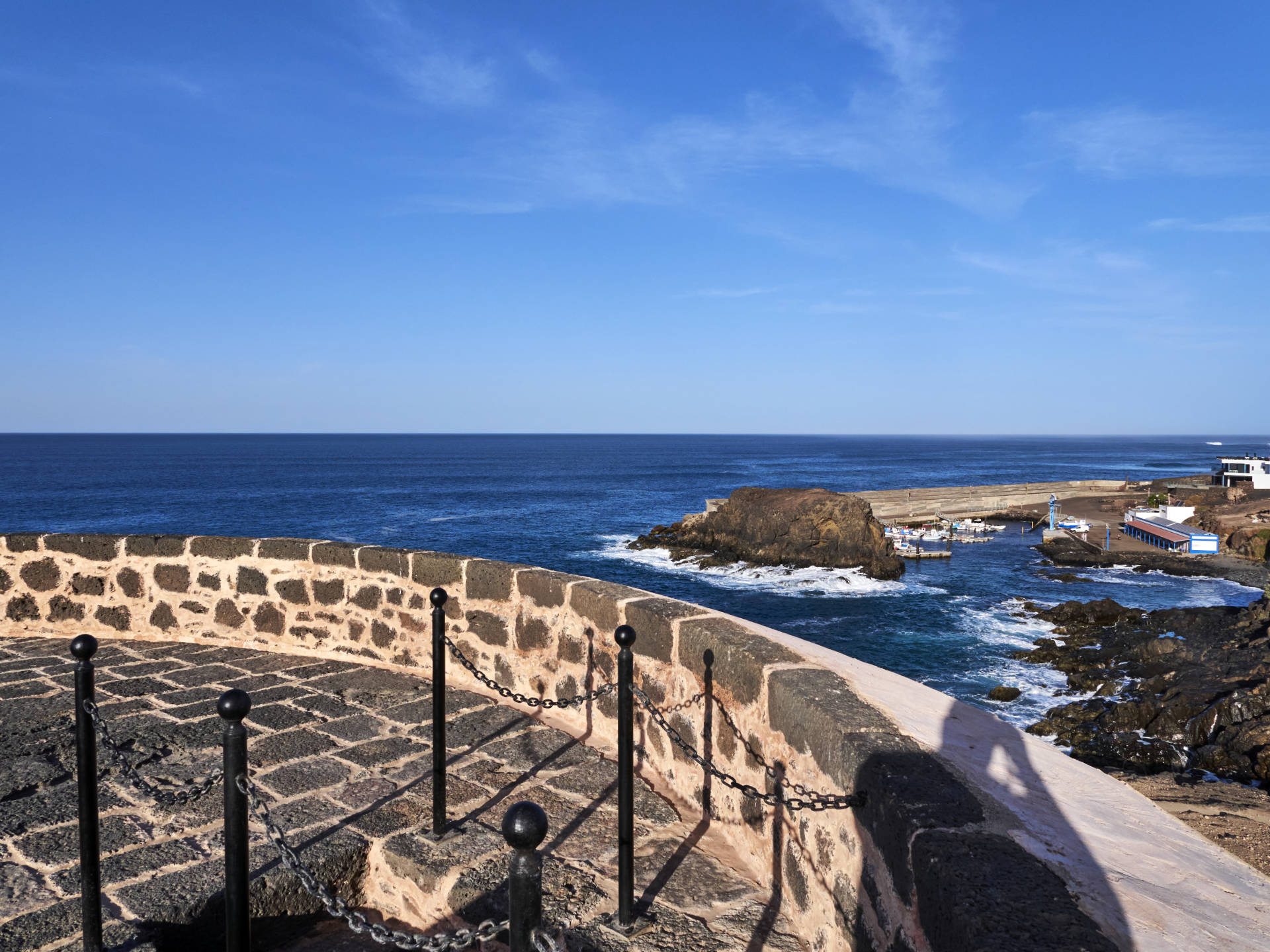 Blick vom Castillo de Rico Roque o Torre de El Tostón auf den Roca de la Mar und den Hafen von El Cotillo.